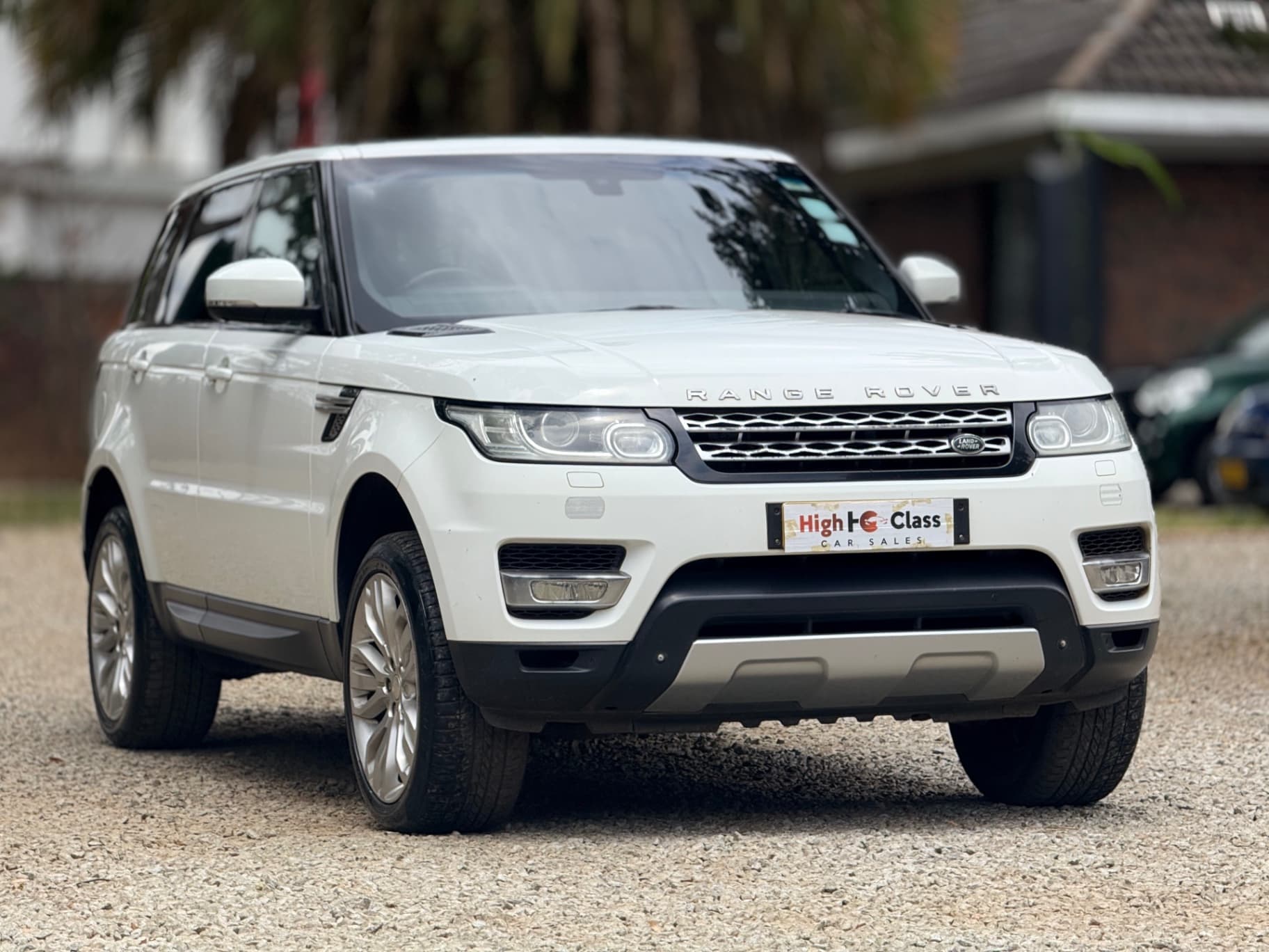 041fa4d3-bb55-421a-99bb-0c3669421525: Vehicle: Land Rover