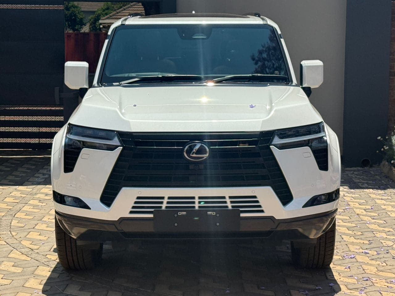 ad95df34-2d2d-4b5e-ba27-aa45e2ee1747: Vehicle: Lexus