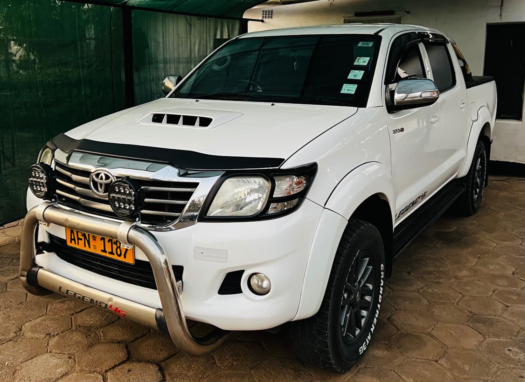 b230219d-030d-4630-a784-362f98a3149c: Vehicle: Toyota Hilux Double cab