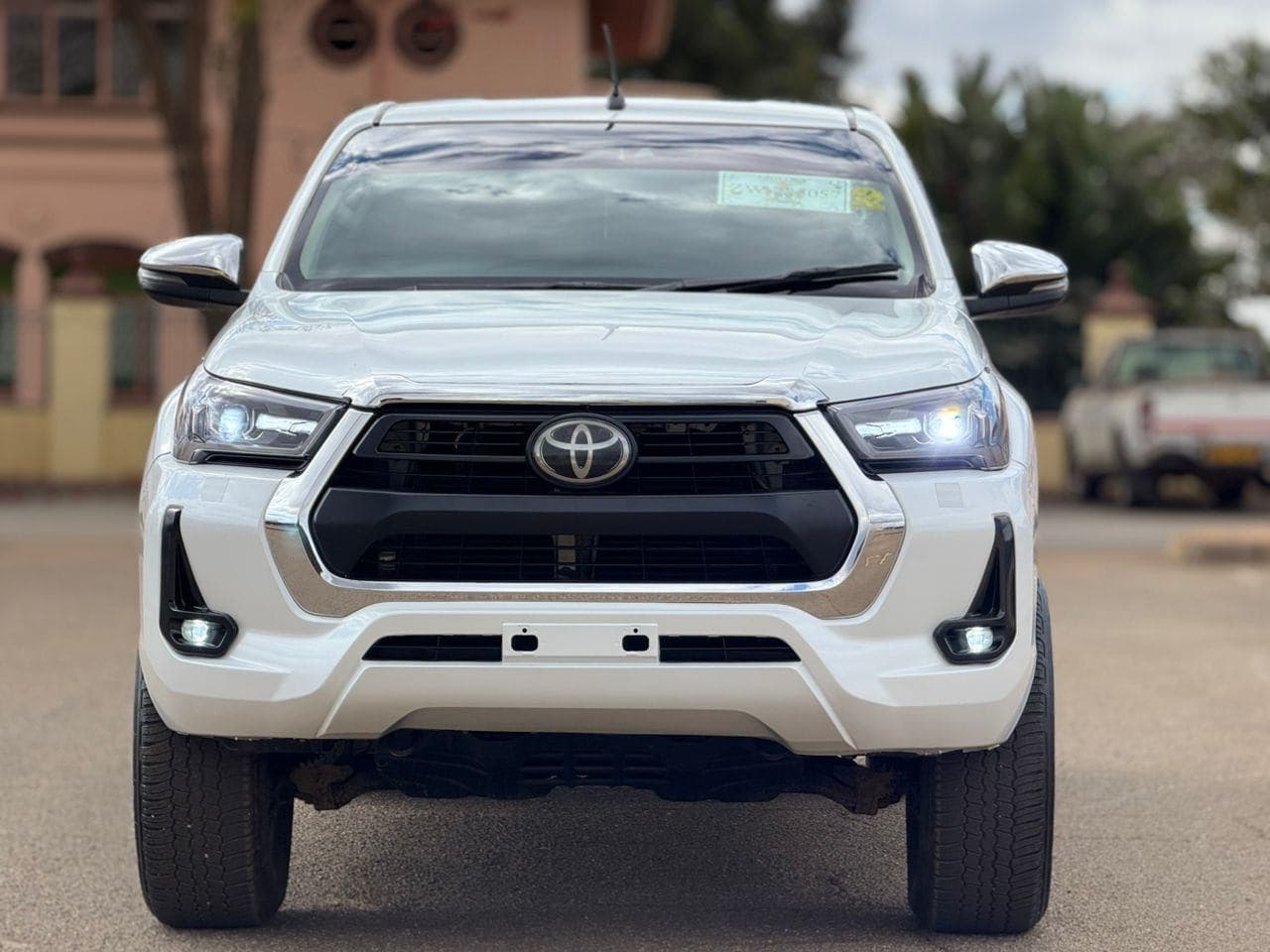 e83d2305-6c80-4b96-9f7e-ea77ec204009: Vehicle: Toyota