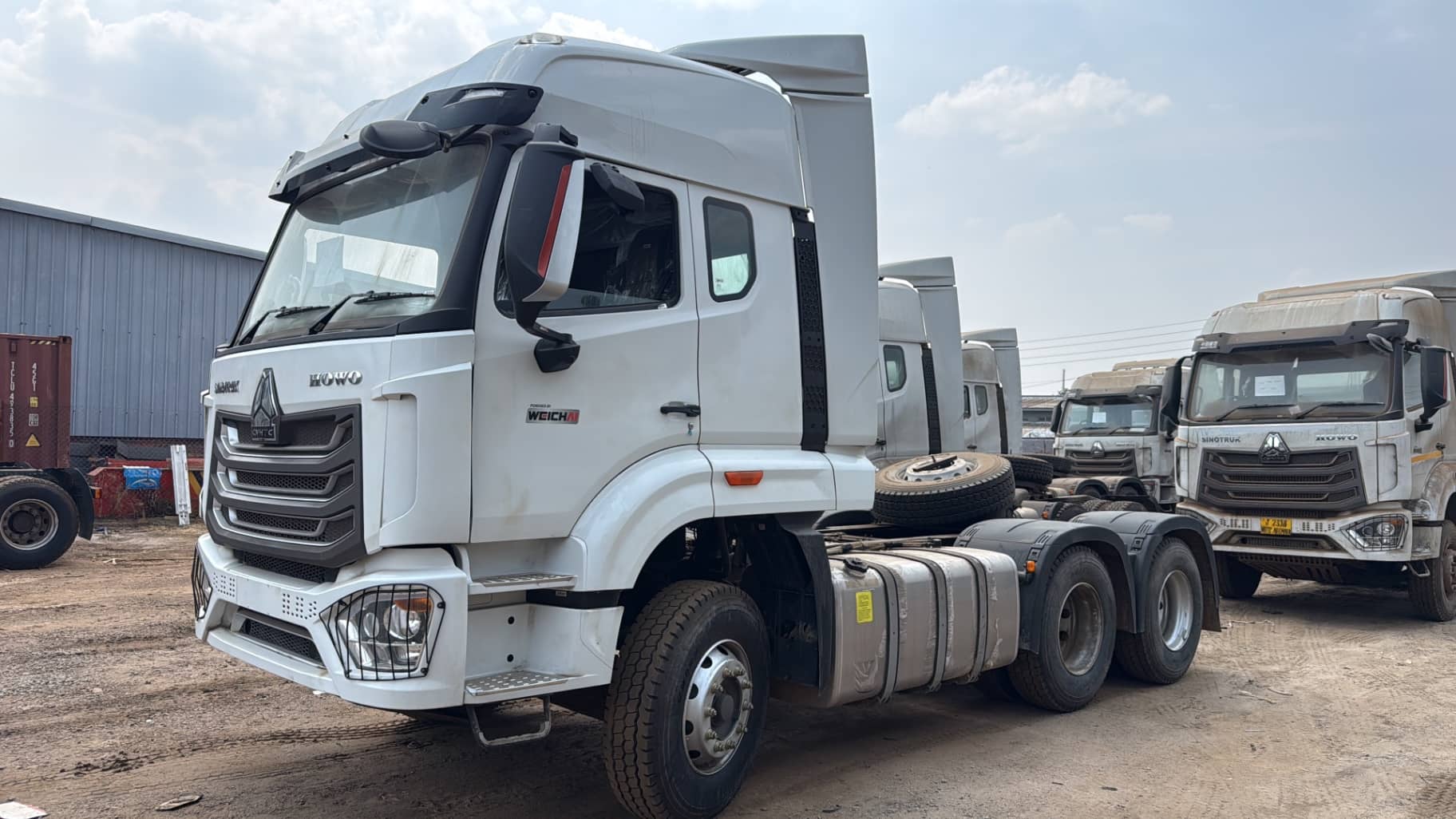 fe99e97d-ee7b-4915-92d8-5e71ce413636: Vehicle: Howo NX 400 truck tractor