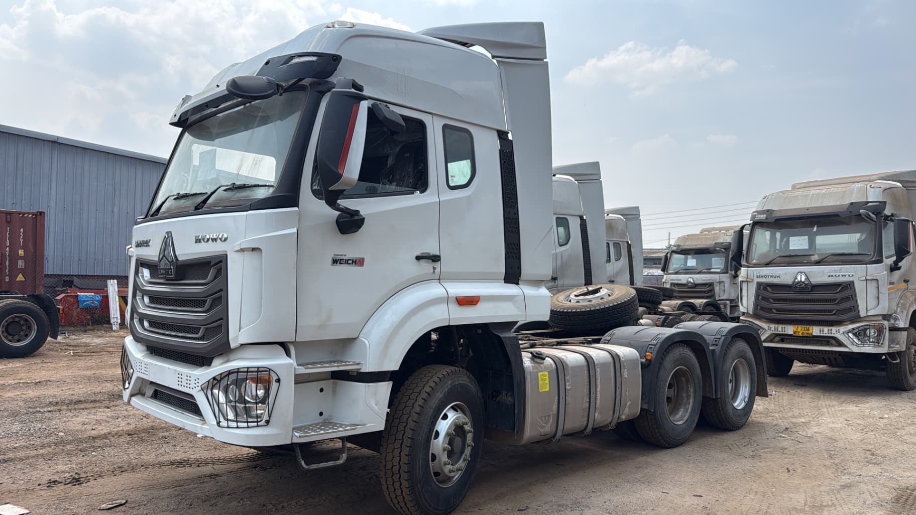 fe99e97d-ee7b-4915-92d8-5e71ce413636: Vehicle: Howo NX 400 truck tractor